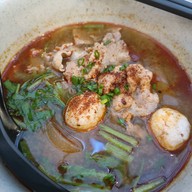 เมนูของร้าน เน้นเนื้อ ข้าวกะเพรา ก๋วยเตี๋ยว by เชฟบัส Topchef สยามสแควร์วัน