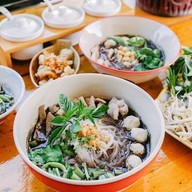 เข้าท่า ก๋วยเตี๋ยวเรือ ต้นตำรับ สาขา 3 ถนนขุขันธ์ ใกล้ 4 แยกไฟแดง โรงเรียนกวดวิชาคุมอง แยกที่จะเลี้ยวไป โรงเรียนรวมสิน
