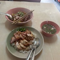 เจ๊กี่ ข้าวหน้าหมูย่าง เตี๋ยวหมูย่าง