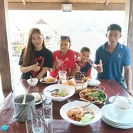 กระชังขนาบน้ำวิวซีฟู้ด