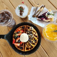 เมนูของร้าน the little hut by tolo cafe -