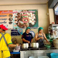 เล็กหมูตุ๋น (ประตูพลล้าน)