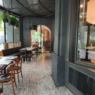บรรยากาศ Greyhound Café The Crystal