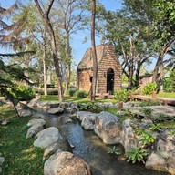 บรรยากาศ the little hut by tolo cafe -