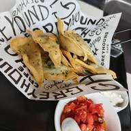 เมนูของร้าน Greyhound Café The Crystal