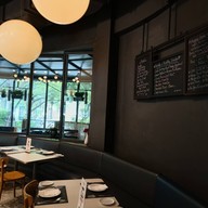 บรรยากาศ Greyhound Café The Crystal