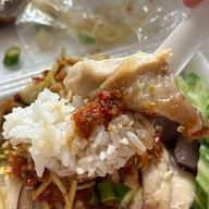 ข้าวมันไก่นายน้อย ซอยลือชา