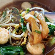 เล็กหมูตุ๋น (ประตูพลล้าน)