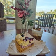 เมนูของร้าน the little hut by tolo cafe -