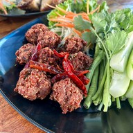 ตำยกครก หน้าวัดพระเมรุ