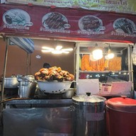 ขาหมูสูตรนางรอง ตลาดโต้รุ่งรื่นรมย์