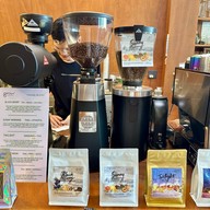 Grow Coffee Roastery ศาลาธรรมสพน์