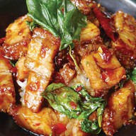 กะเพรา คุณจันทร์ ถนนร่มเกล้า