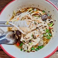 ธัญญพร ก๋วยเตี๋ยวไก่ฉีกต้มยำ