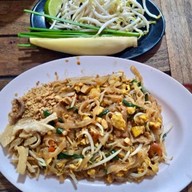 ธัญญพร ก๋วยเตี๋ยวไก่ฉีกต้มยำ