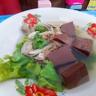 เมนูของร้าน เจ๊ตอง โจ๊กหมู / เมี่ยงปลาเผา / อาหารตามสั่ง