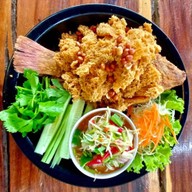 ตำยกครก หน้าวัดพระเมรุ