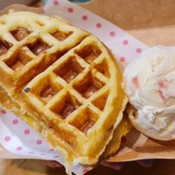 ไอศกรีมไข่แข็ง - วาฟเฟิลฮ่องกง By ตังหวัง ประเวศ ไอศกรีม - วาฟเฟิลฮ่องกง