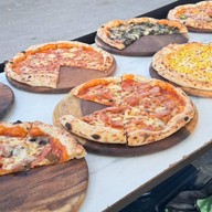 พิซซ่าหน้าแว่น ตลาดบ้านโป่ง