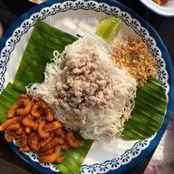 บ้านหมี่คลุก (ข้าวไข่ข้น ยำเส้นแก้วและหมี่ไก่ฉีก)