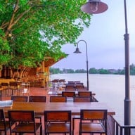 บรรยากาศ เรือนชายน้ำ  cafe&restaurant