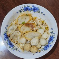 เมนูของร้าน ก๋วยเตี๋ยวลูกชิ้นปลาฝั่งธน