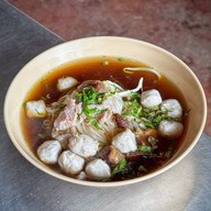 ก๋วยเตี๋ยวลูกชิ้นเนื้อ อ้วนจ๋า