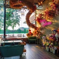 เรือนชายน้ำ  cafe&restaurant