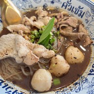 เมนูของร้าน ก๋วยเตี๋ยวเรือคั่วเข้ม ฉะเชิงเทรา
