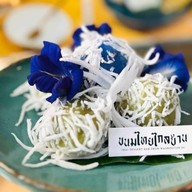 ขนมไทยไกลบ้าน DC x Krispy Curry Puff - คาเฟ่ขนมไทย กะหรี่ปั๊บ เค้ก เครื่องดื่ม ศรีนครินทร์