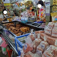 บรรยากาศ ดำรงค์ ไส้อั่ว หมูทอด น้ำพริกหนุ่ม กาดหลวง เชียงใหม่