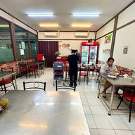 บรรยากาศ เนื้อตุ๋นนายหนวด ถ.พระเทพ