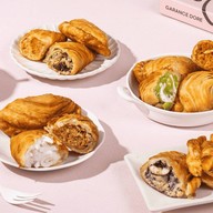 ขนมไทยไกลบ้าน DC x Krispy Curry Puff - คาเฟ่ขนมไทย กะหรี่ปั๊บ เค้ก เครื่องดื่ม ศรีนครินทร์