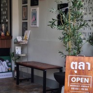 บรรยากาศ ตุลา Slow bar coffee