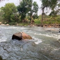 ร้านช้างยิ้มแก่งกื้ด