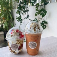 Baan Nom Waan นมสด ชานม เครื่องดื่ม ขนมปัง
