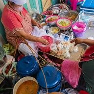 ขนมจีน หน้าสถานีกาชาด