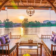 เรือนชายน้ำ  cafe&restaurant
