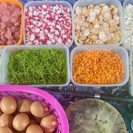 ชารีฟกระเพราแซ่บ ข้าวไข่เจียวทรงเครื่อง ลูกชิ้นทอดฮาล้าล บางบัวทอง