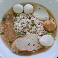 เมนูของร้าน ⭐เซ้งยกซด ก๋วยเตี๋ยวหมูต้มยำมะนาว คุณเหวิน สาขาศูนย์การค้าวรรัตน์ อร่อยมาก✨ มีขาย ซี่โครงหมู คากิ บะเต็ง หมูต้มยำ ลูกชิ้นปลาต้มยำ กุ้ยช่าย เกี๊ยวทอด ขนมจีบ ซาลาเปา เกาเหลา บะจ่าง กากหมู หนังปลาเเซลมอน สาขาศูนย์การค้าวรรัตน์