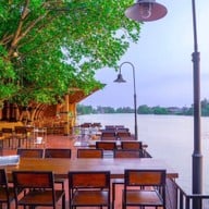 เรือนชายน้ำ  cafe&restaurant