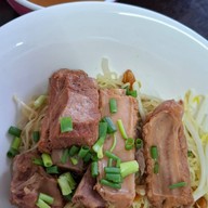 เมนูของร้าน ⭐เซ้งยกซด ก๋วยเตี๋ยวหมูต้มยำมะนาว คุณเหวิน สาขาศูนย์การค้าวรรัตน์ อร่อยมาก✨ มีขาย ซี่โครงหมู คากิ บะเต็ง หมูต้มยำ ลูกชิ้นปลาต้มยำ กุ้ยช่าย เกี๊ยวทอด ขนมจีบ ซาลาเปา เกาเหลา บะจ่าง กากหมู หนังปลาเเซลมอน สาขาศูนย์การค้าวรรัตน์