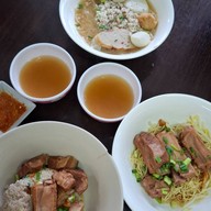 เมนูของร้าน ⭐เซ้งยกซด ก๋วยเตี๋ยวหมูต้มยำมะนาว คุณเหวิน สาขาศูนย์การค้าวรรัตน์ อร่อยมาก✨ มีขาย ซี่โครงหมู คากิ บะเต็ง หมูต้มยำ ลูกชิ้นปลาต้มยำ กุ้ยช่าย เกี๊ยวทอด ขนมจีบ ซาลาเปา เกาเหลา บะจ่าง กากหมู หนังปลาเเซลมอน สาขาศูนย์การค้าวรรัตน์