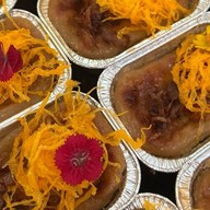 ขนมไทยไกลบ้าน DC x Krispy Curry Puff - คาเฟ่ขนมไทย กะหรี่ปั๊บ เค้ก เครื่องดื่ม ศรีนครินทร์