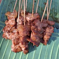 ข้าวเหนียวหมูปิ้ง&น่องไก่ทอดน้ำปลาตลาดนัดไดโนเสาร์