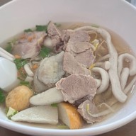 นายไสว ก๋วยเตี๋ยวลูกชิ้นปลามหาชัย ปตท.เกตุม