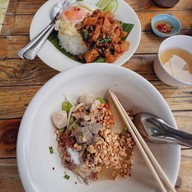 ก๋วยเตี๋ยวเรือยอดหน้า&กะเพราโบราณ เมืองทองธานี