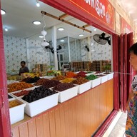 หน้าร้าน บ๊วยแม่พารวย ตลาดน้ำหัวหินสามพันนาม