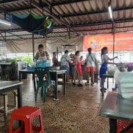บรรยากาศ ข้าวมันไก่หลังศาล