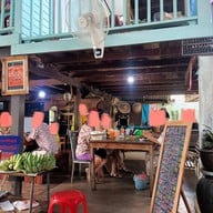 บรรยากาศ ครัวแม่ฬา โคตรกะเพราปูหัวหิน